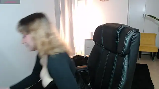 Crystal-dreamt online show from April 2, 9:16 am