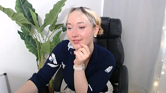 Crystal-dreamt online show from September 10, 10:36 am