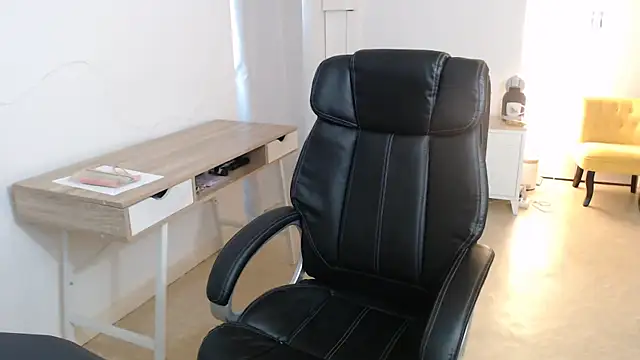 Crystal-dreamt online show from September 21, 2:44 pm