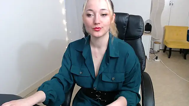 Crystal-dreamt online show from October 13, 8:16 am