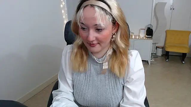 Crystal-dreamt online show from October 1, 12:31 pm