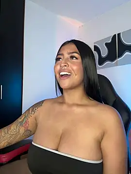 Snapshot of meganjames1 chatting on June 18, 12:20 am meganjames1 online show from June 18, 12:20 am