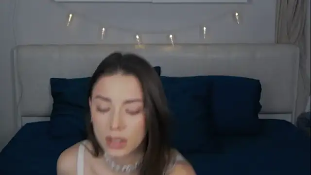 Snapshot of sinthiaroze chatting on December 28, 1:59 pm sinthiaroze online show from December 28, 1:59 pm