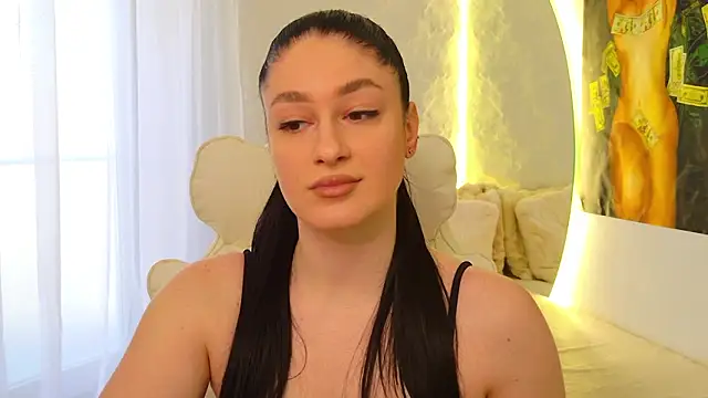 moniqque online show from March 15, 10:55 am