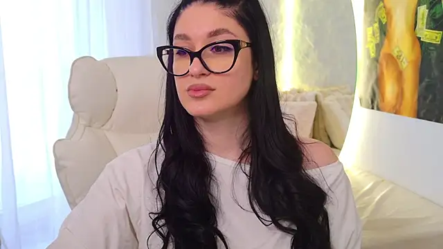 moniqque online show from April 2, 12:45 pm