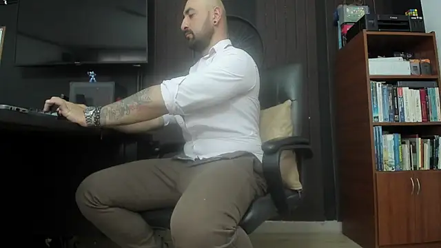 Snapshot of Leon_1234 chatting on November 18, 7:06 pm Leon 1234 online show from November 18, 7:06 pm