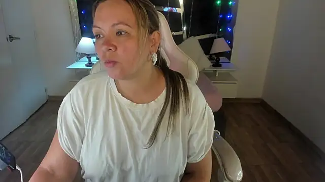 Snapshot of victoria_rosse520 chatting on February 25, 8:32 pm victoria rosse520 online show from February 25, 8:32 pm