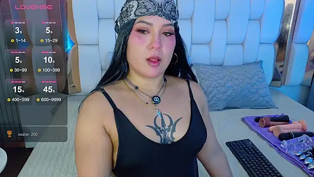 valkiria moore online show from December 5, 7:55 pm