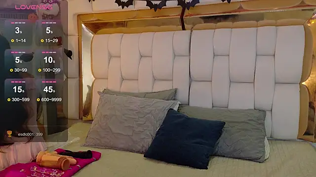 valkiria moore online show from October 31, 7:54 pm