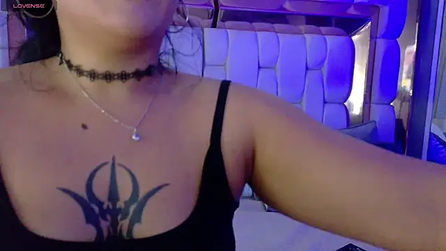 valkiria moore online show from November 7, 8:02 pm