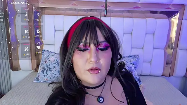 valkiria moore online show from March 31, 8:11 pm