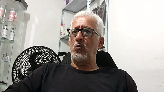 Snapshot of cenizo10124 chatting on November 7, 12:15 am cenizo10124 online show from November 7, 12:15 am