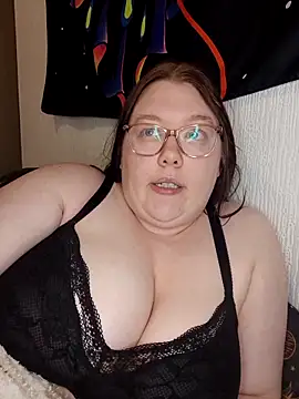 Sexycurvyemilyy online show from April 1, 9:12 pm