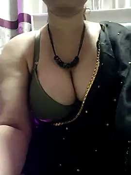 Snapshot of Sexybomb33 chatting on March 18, 10:58 pm Sexybomb33 online show from March 18, 10:58 pm