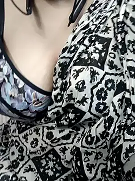 Snapshot of Sexybomb33 chatting on February 24, 12:48 pm Sexybomb33 online show from February 24, 12:48 pm