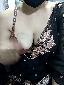 Snapshot of Sexybomb33 chatting on February 14, 6:29 pm Sexybomb33 online show from February 14, 6:29 pm