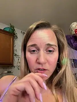 Snapshot of SkyelarSommer chatting on February 23, 5:45 am SkyelarSommer online show from February 23, 5:45 am