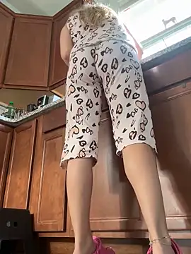 Snapshot of SkyelarSommer chatting on October 21, 1:10 pm SkyelarSommer online show from October 21, 1:10 pm