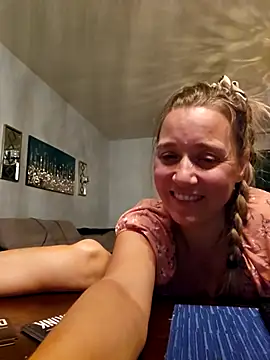 Snapshot of SkyelarSommer chatting on October 30, 4:44 am SkyelarSommer online show from October 30, 4:44 am