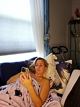 Snapshot of SkyelarSommer chatting on October 28, 3:44 pm SkyelarSommer online show from October 28, 3:44 pm