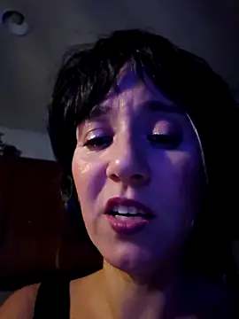 Snapshot of SkyelarSommer chatting on October 28, 2:45 am SkyelarSommer online show from October 28, 2:45 am