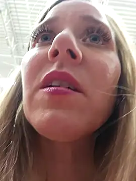 Snapshot of SkyelarSommer chatting on December 16, 2:49 am SkyelarSommer online show from December 16, 2:49 am