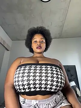 Snapshot of KnockoutBestie chatting on January 5, 8:43 am KnockoutBestie online show from January 5, 8:43 am