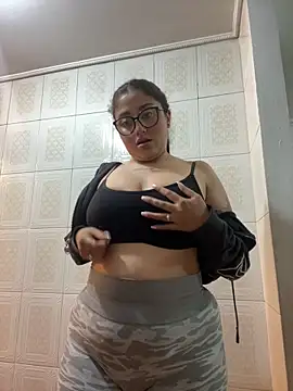 Snapshot of croftsmila chatting on April 23, 12:06 am croftsmila online show from April 23, 12:06 am