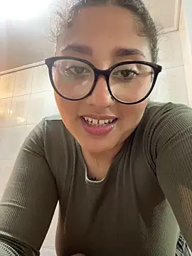 Snapshot of croftsmila chatting on May 19, 12:48 am croftsmila online show from May 19, 12:48 am