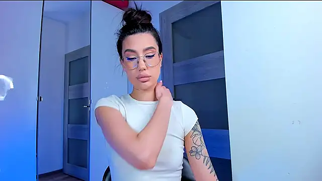 HannaHey online show from February 27, 2:50 pm