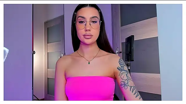 HannaHey online show from April 3, 1:39 pm