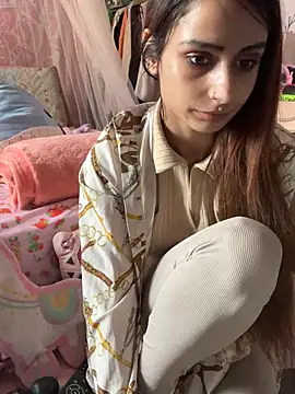 LaPetitechienne1 online show from March 11, 7:46 am