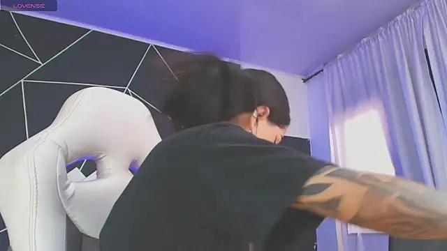 farichell online show from December 3, 8:08 pm