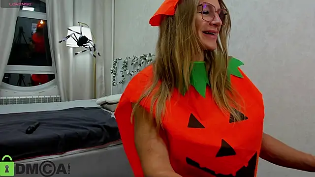 Snapshot of Milf_Tea chatting on October 31, 1:02 am Milf Tea online show from October 31, 1:02 am