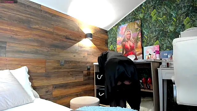 Snapshot of Your_Wet_Desire chatting on October 15, 5:17 am Your Wet Desire online show from October 15, 5:17 am
