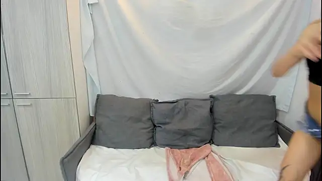 Snapshot of Mhelanny2 chatting on January 13, 2:37 am Mhelanny2 online show from January 13, 2:37 am