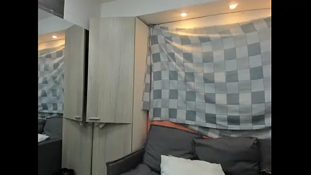 Mhelanny2 online show from November 16, 6:45 pm