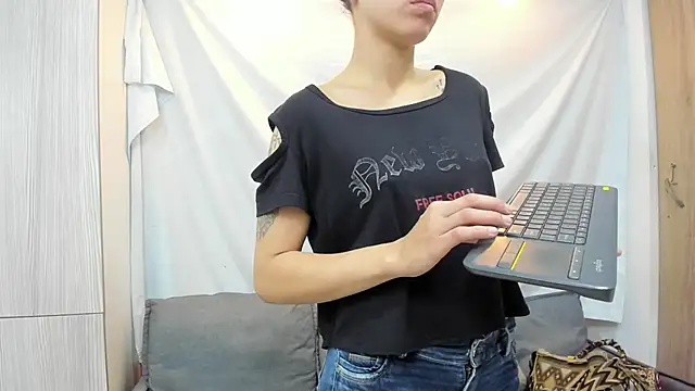 Snapshot of Mhelanny2 chatting on February 13, 6:19 pm Mhelanny2 online show from February 13, 6:19 pm