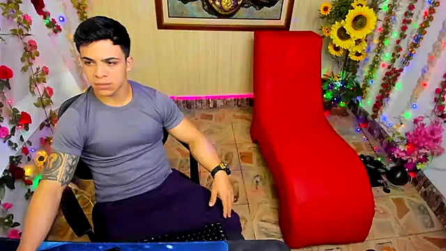 Snapshot of TheMuscularVenezuelanMan chatting on September 19, 7:18 pm TheMuscularVenezuelanMan online show from September 19, 7:18 pm