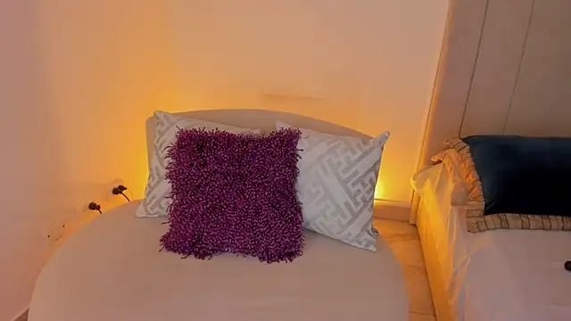 luisah  online show from April 16, 8:20 pm