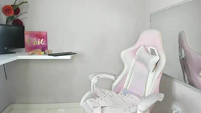 Snapshot of StefanyMiler chatting on February 8, 12:28 am StefanyMiler online show from February 8, 12:28 am