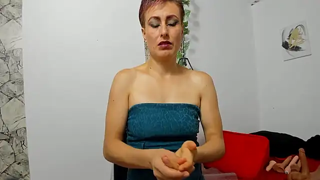 Snapshot of yasmin_goldenst chatting on February 19, 7:48 pm yasmin goldenst online show from February 19, 7:48 pm