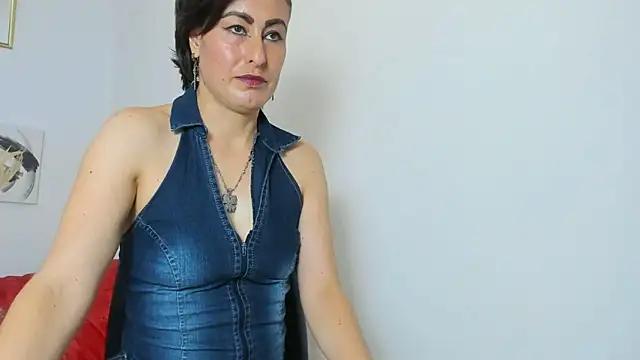 Snapshot of yasmin_goldenst chatting on October 7, 8:10 pm yasmin goldenst online show from October 7, 8:10 pm