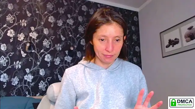Snapshot of Sophi_Cute chatting on June 17, 12:15 pm Sophi Cute online show from June 17, 12:15 pm