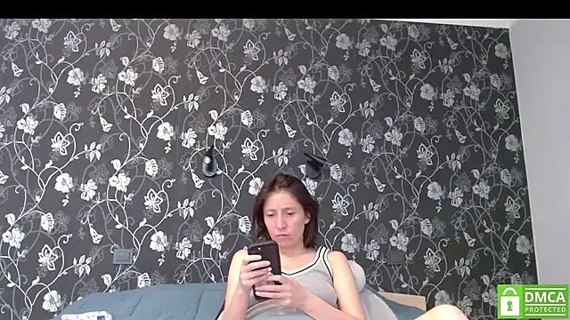 Snapshot of Sophi_Cute chatting on July 17, 12:24 pm Sophi Cute online show from July 17, 12:24 pm