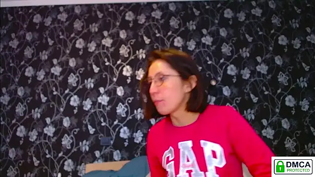 Snapshot of Sophi_Cute chatting on May 19, 12:34 pm Sophi Cute online show from May 19, 12:34 pm