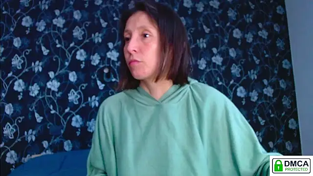 Snapshot of Sophi_Cute chatting on June 19, 12:33 pm Sophi Cute online show from June 19, 12:33 pm