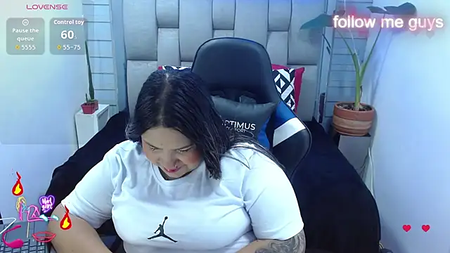 Snapshot of evelin_zaens chatting on June 16, 4:23 am evelin zaens online show from June 16, 4:23 am