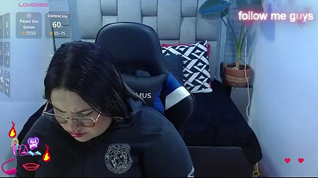 Snapshot of evelin_zaens chatting on June 23, 4:10 am evelin zaens online show from June 23, 4:10 am