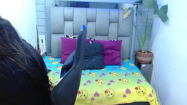 Snapshot of evelin_zaens chatting on July 18, 6:33 am evelin zaens online show from July 18, 6:33 am